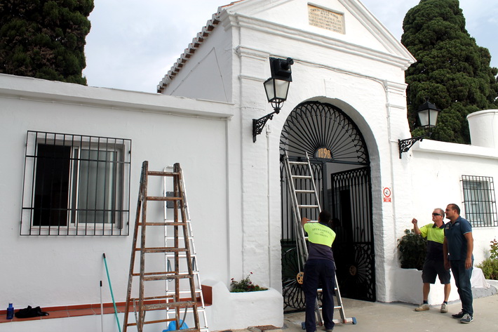 El ayuntamiento de la Villa acondiciona los cementerios del municipio